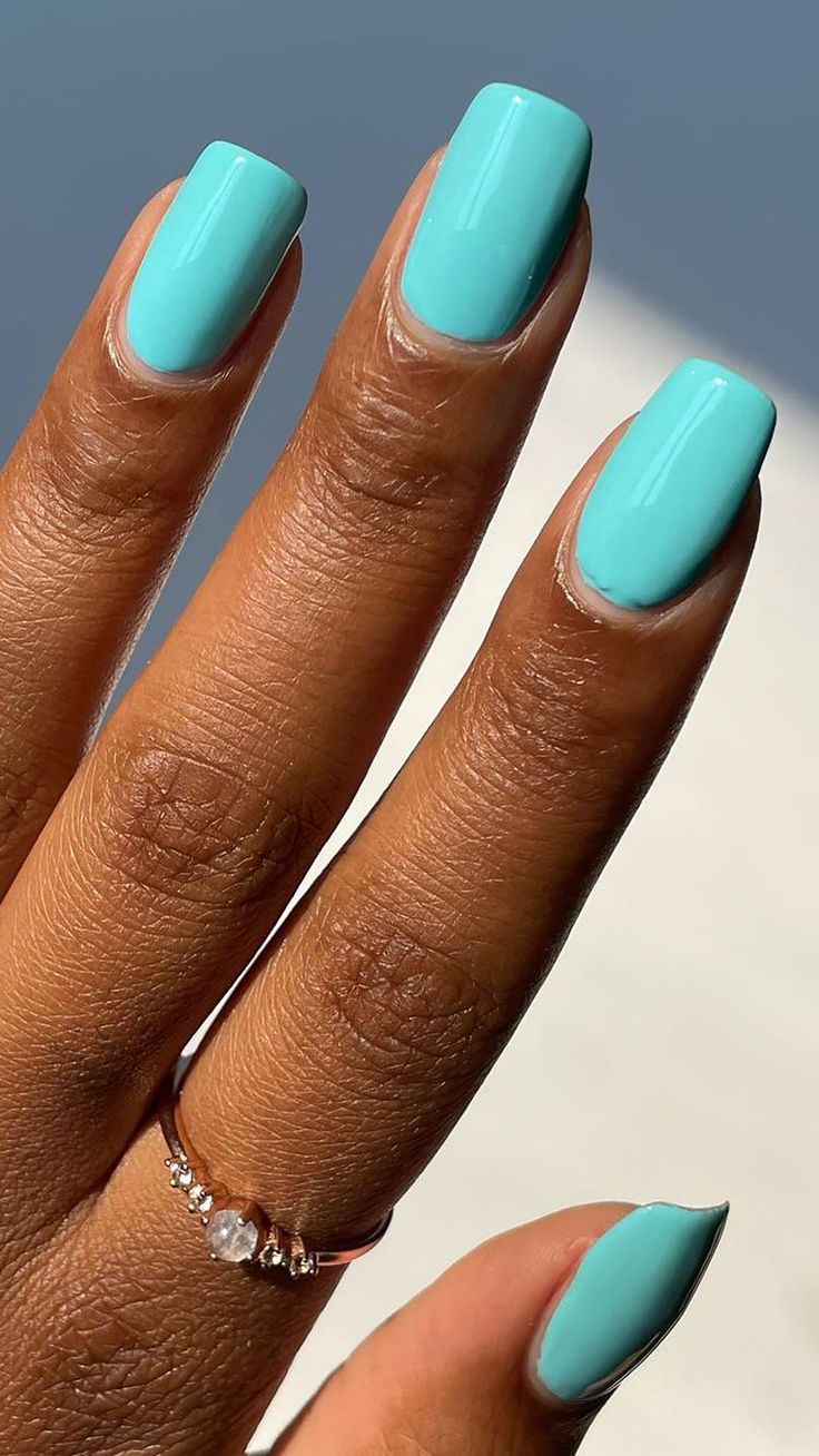 tiffany blue nails-τάσεις-Χειμώνας 2025-ιδέες-