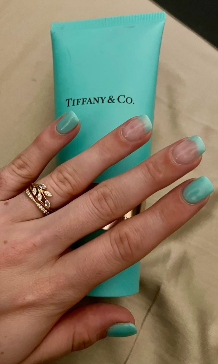 tiffany blue nails-τάσεις-Χειμώνας 2025-ιδέες-