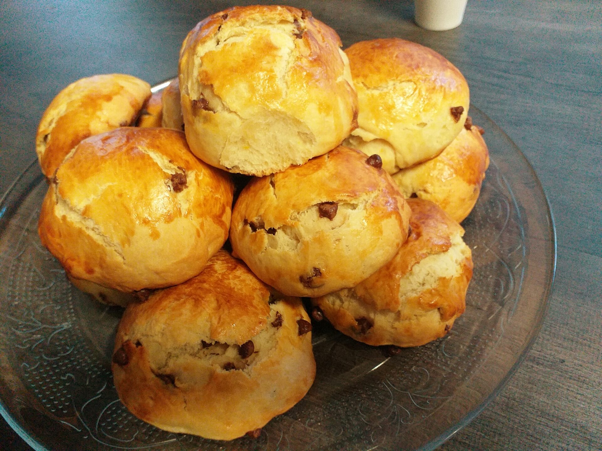 Ψωμάκια-Brioche-με-σοκολάτα-συνταγή-